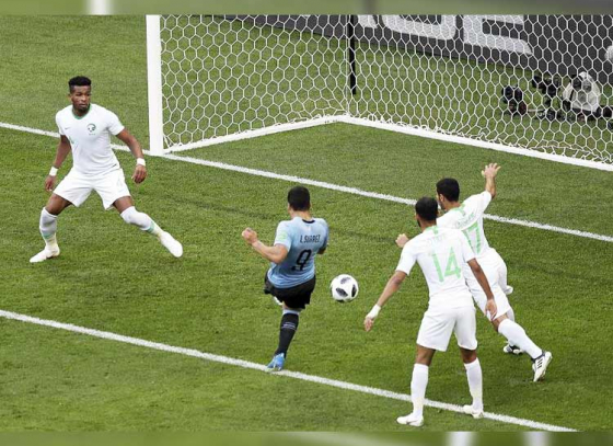 Suarez’s solo goal sends Uruguay through