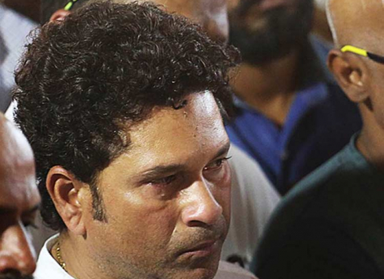 Sachin Tendulkar in tears as he bids farewell for the last time to his coach Ramakant Achrekar