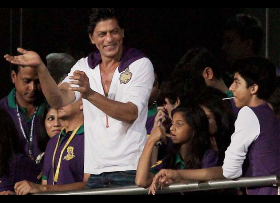 SRK in Kolkata with kids to cheer for KKR