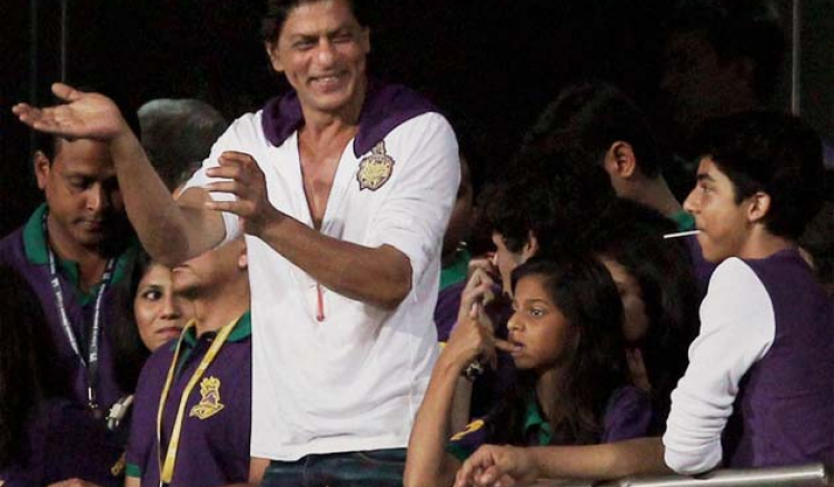 SRK in Kolkata with kids to cheer for KKR