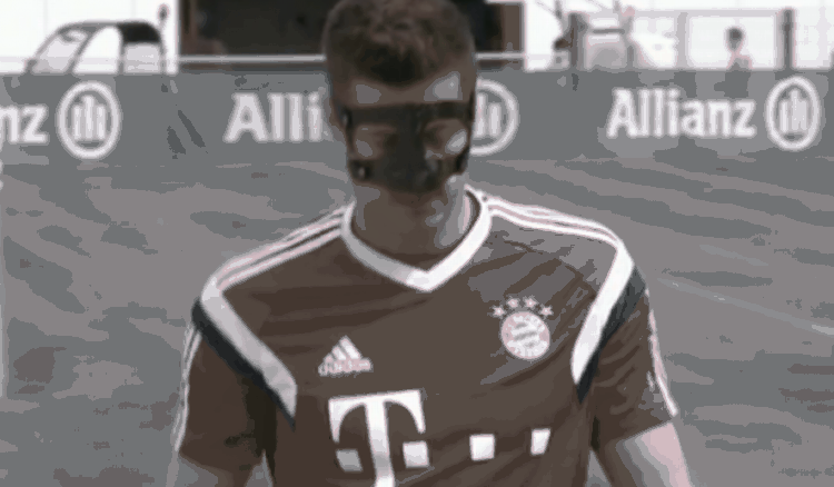 Lewandowski returns to training wearing protective mask