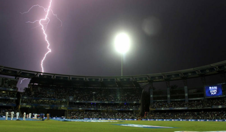 Rain, lightning stops IPL match at Wankhede